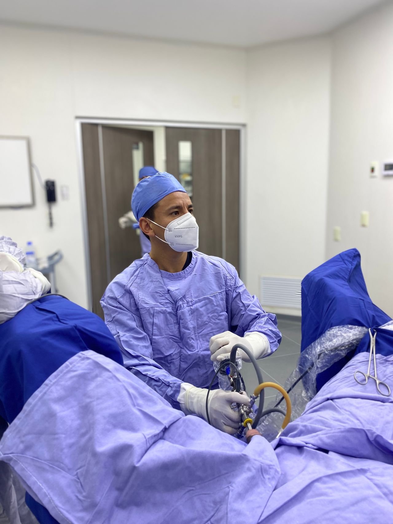 Dr. Jorge Luis Lagunes Vega realizando procedimiento urológico