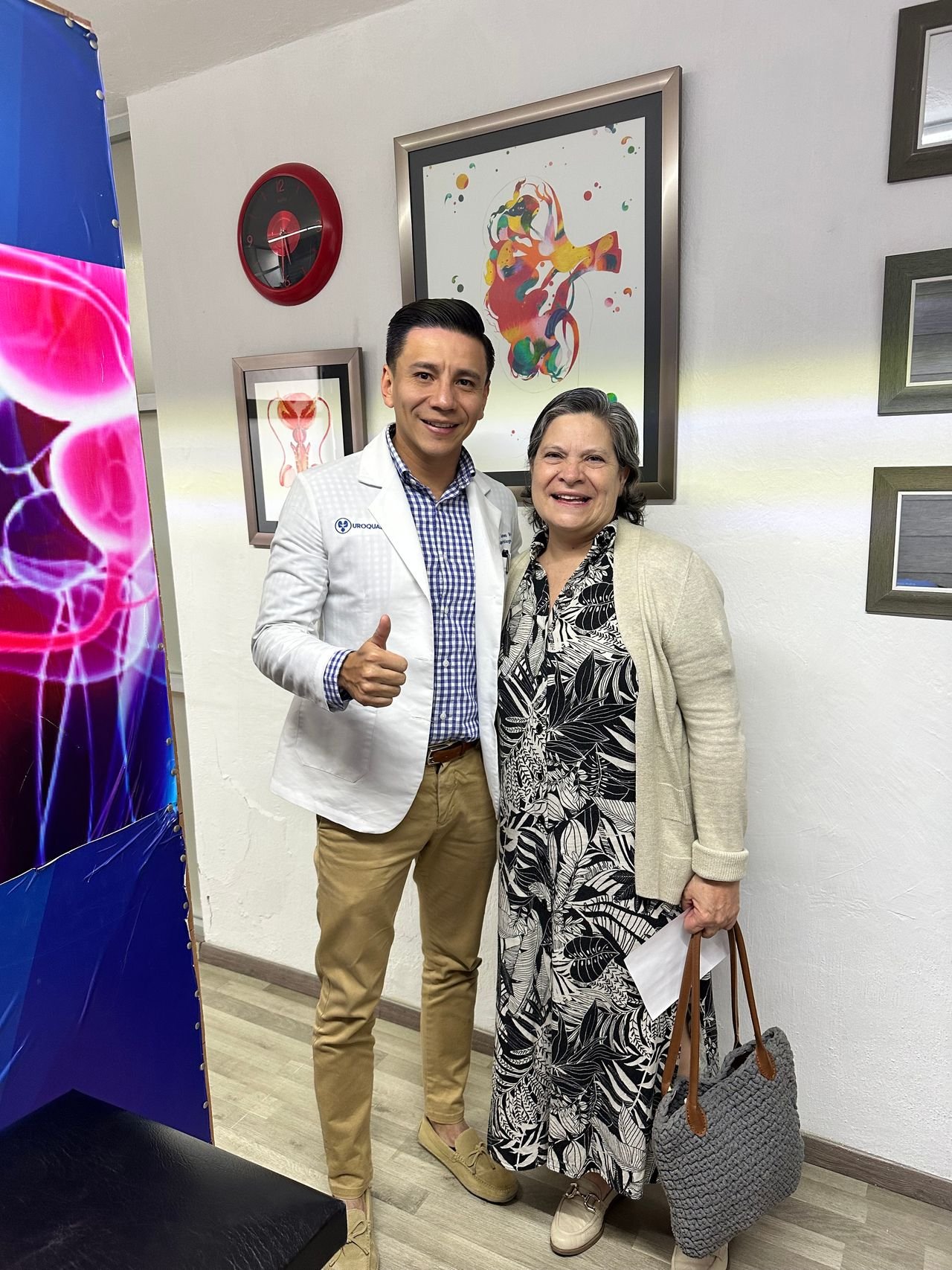 Paciente feliz tras tratamiento urológico exitoso